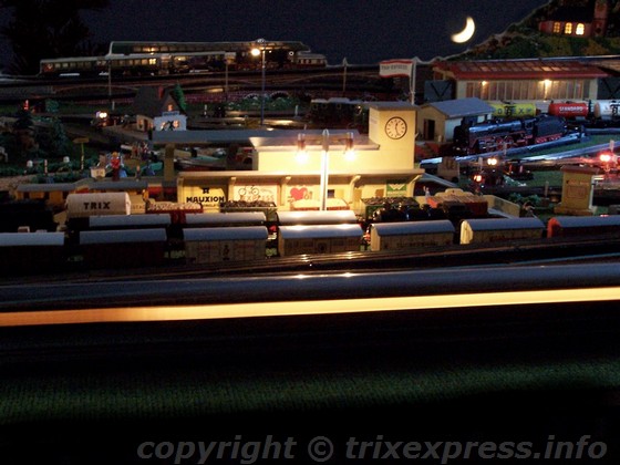 Trix Express, Schnellzugdurchfahrt bei Nacht