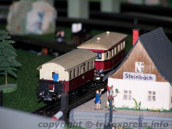 Trix Express, ein Triebwagenzug im Haltepunkt Steinbach
