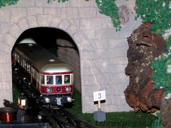 Eine Tunnelausfahrt des Trix Express Triebwagens