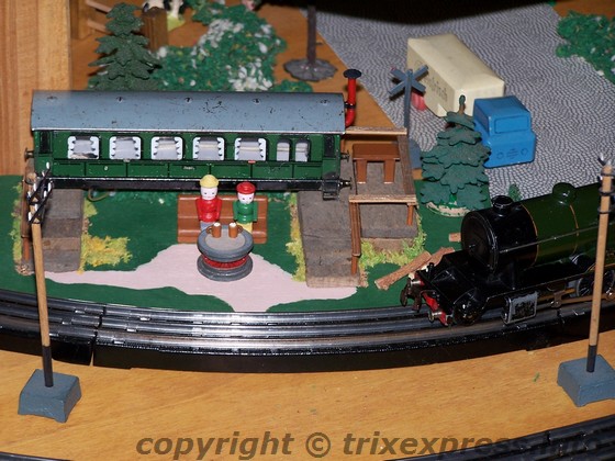 Trix Express, 4-4-0 Vorbeifahrt an der Bahnkneipe
