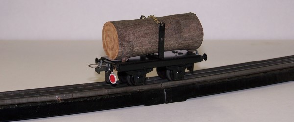 Eine Modifikation des vierachsigen Holztransportwagens von Trix Express